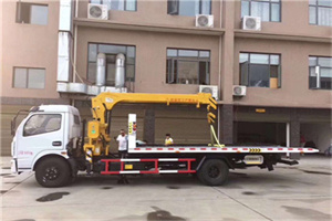 麻栗坡附近汽车轮胎更换